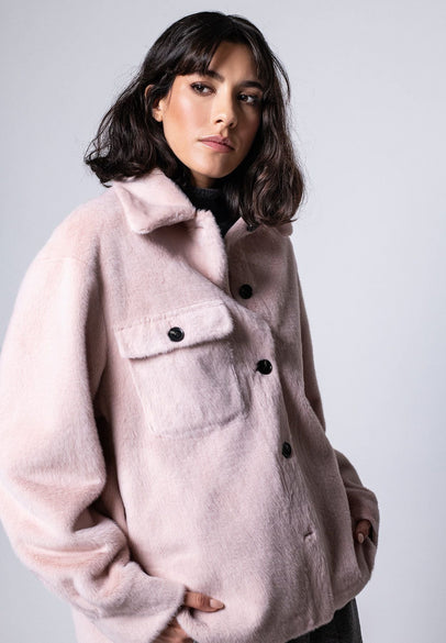 Model trägt Kastenjacke aus Scuba mit kontrastiger Innenseite – Vorderseite