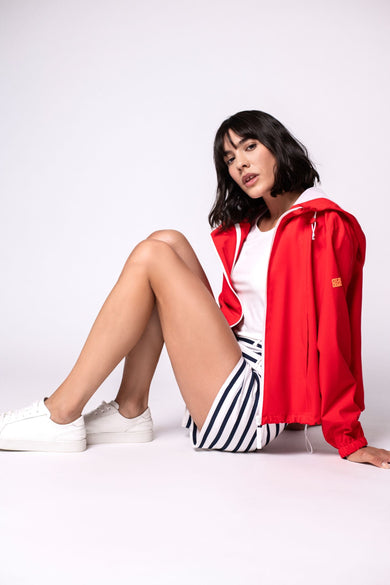 Ärmelloses, tailliertes Baumwollkleid mit großflächigem Zitronenmuster und passendem hellblauen Blouson.