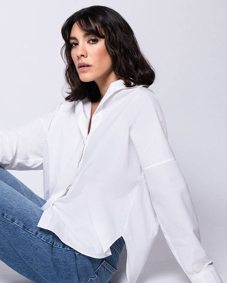 Model trägt hellblaue Damenbluse mit gelbem Zitronen-Print – Vorderansicht