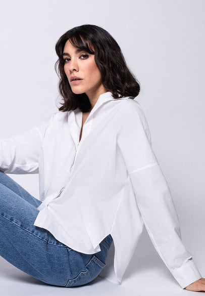 Model trägt hellblaue Damenbluse mit gelbem Zitronen-Print – Vorderansicht