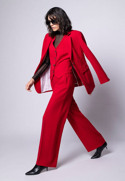 Model trägt beige Stoffhose mit dazu passendem ärmellosen Blazer der Marke White Label by RoFa – sitzende Position