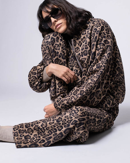 Shootingaufnahme zeigt die kombinierte Palazzo-Hose mit weißer Bluse und passendem Blazer – Vorderansicht