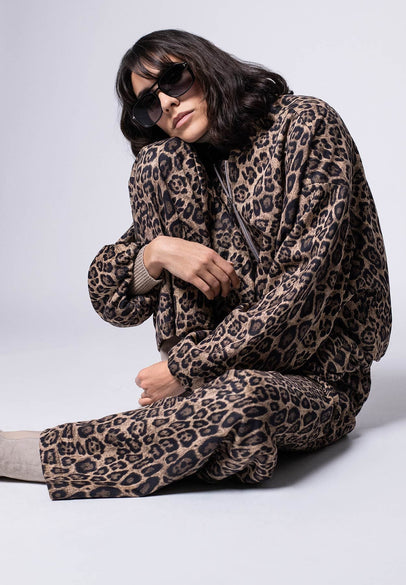 Shootingaufnahme zeigt die kombinierte Palazzo-Hose mit weißer Bluse und passendem Blazer – Vorderansicht