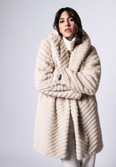 Brauner Parka mit hellem, weichem Innenfutter, welcher in der Taille durch Gummizug zusammengezogen ist – Vorderansicht