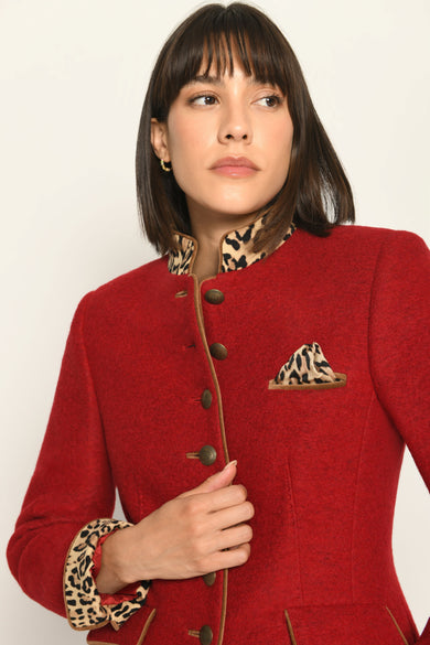 Model trägt candy-farbenen Damenjanker offen, sodass unsere passende Landhaus-Bluse ersichtlich ist – Vorderansicht