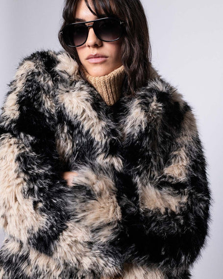 Model trägt kombinierte Außen- und Innenjacke zu passender Jeanshose für einen lässigen Style – Vorderansicht