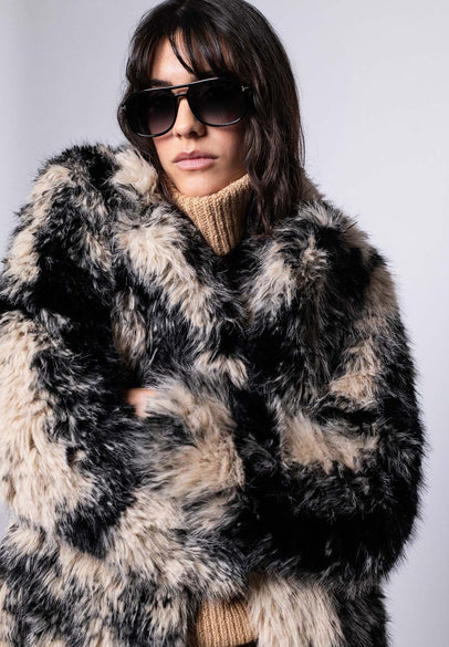 Model trägt kombinierte Außen- und Innenjacke zu passender Jeanshose für einen lässigen Style – Vorderansicht