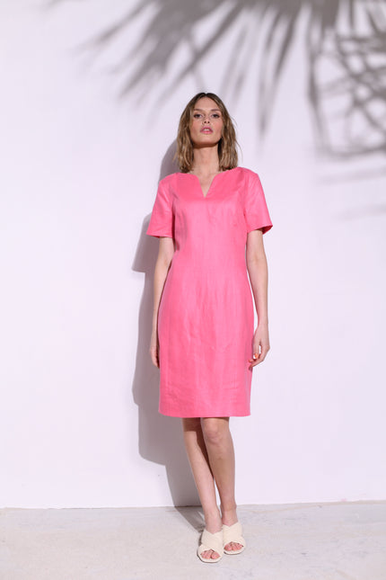 Model trägt tailliertes, knielanges Leinen-Damenetui-Kleid in der kräftigen Farbe Candy – Vorderansicht