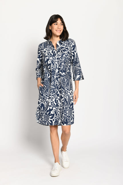 Lässiges Hemdblusenkleid, gemustert in den Farben Weiß und Blau mit 3/4-Ärmel und Taschenbeutel – Vorderansicht