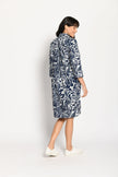 Lässiges Hemdblusenkleid, gemustert in den Farben Weiß und Blau mit 3/4-Ärmel und Taschenbeutel – Rückansicht