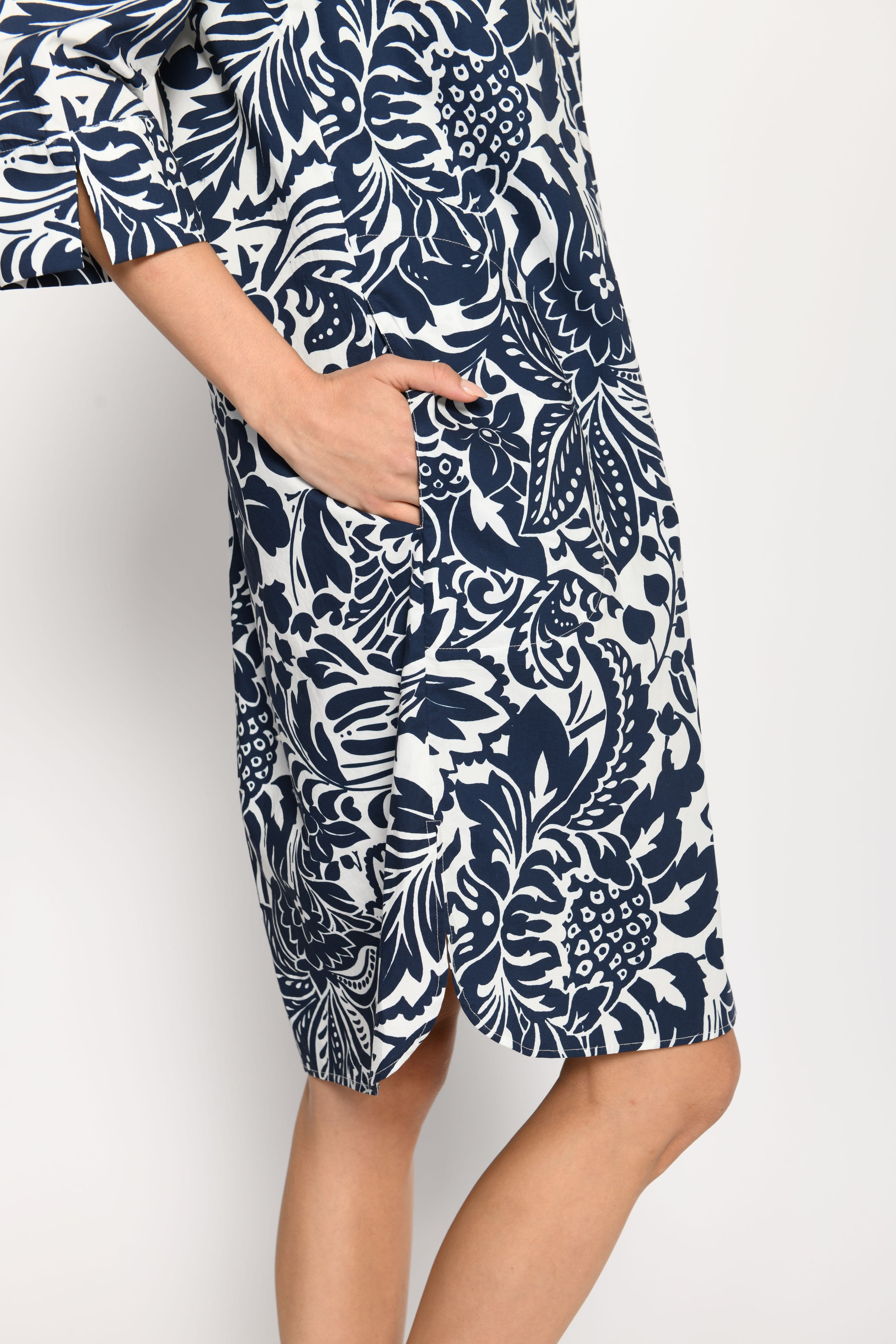 Detailaufnahme des Kleides aus der seitlichen Perspektive für die Darstellung der Taschenbeutel