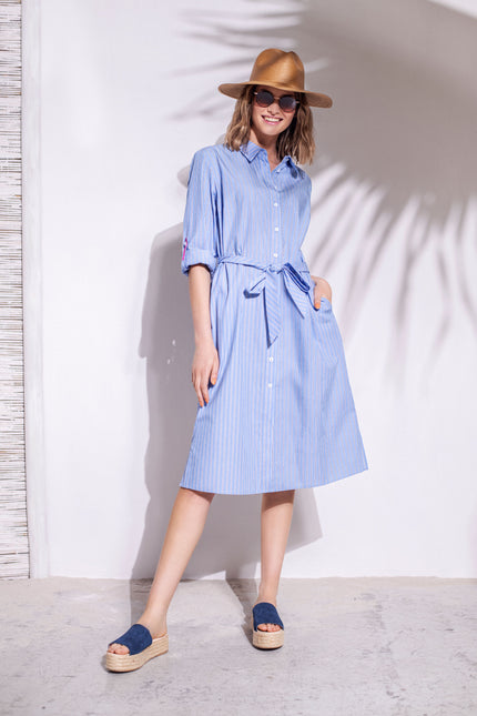 Model trägt knielanges blaues Streifenkleid für Damen mit Bindegürtel an der Taille – Vorderansicht