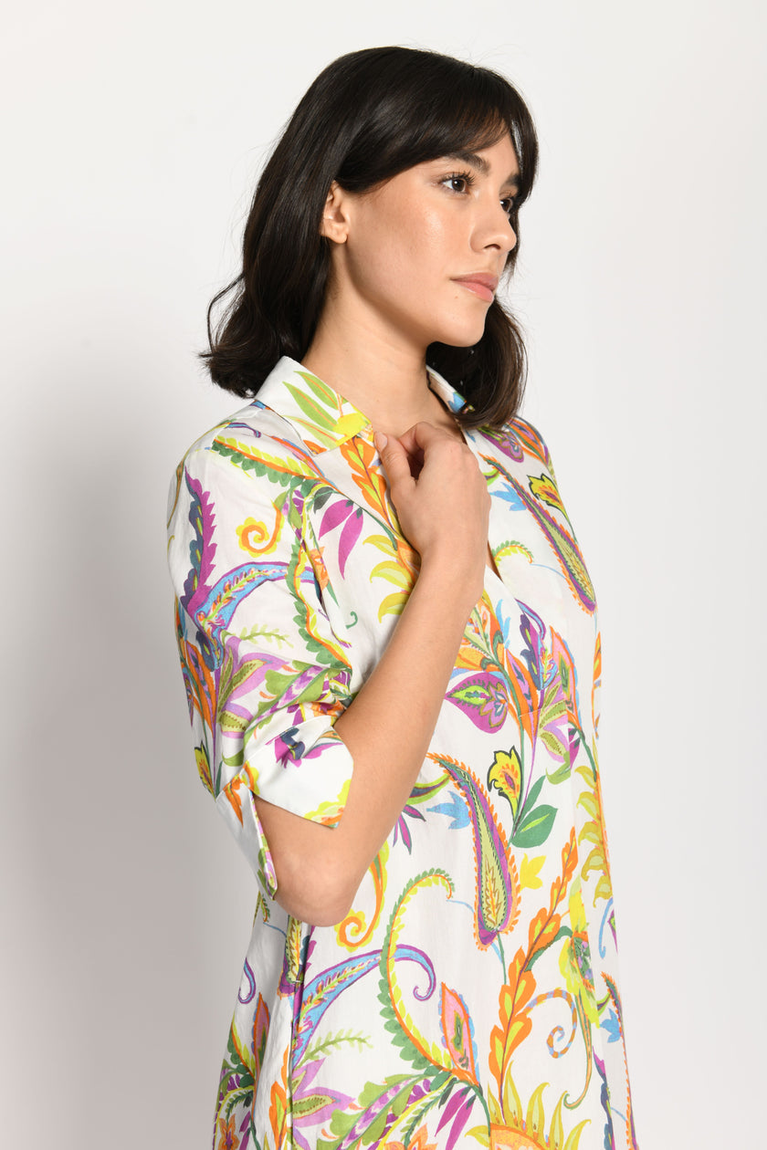 Detailaufnahme zeigt Ärmelsaum mit Schlitz und Umlegekragen mit V-Ausschnitt – Seitenansicht links