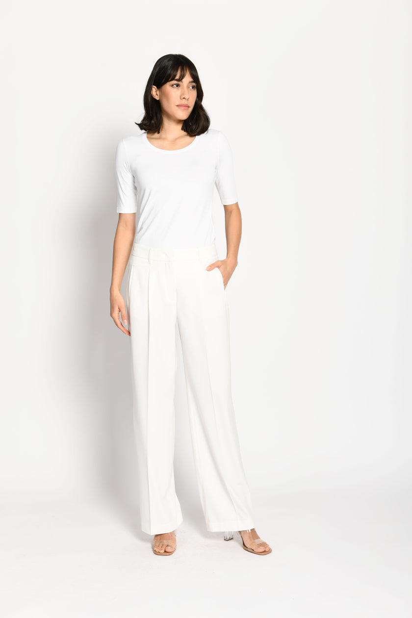 Model trägt weiße Marlene-Hose für Damen mit Buntfalte – stehende Pose, Blick nach rechts