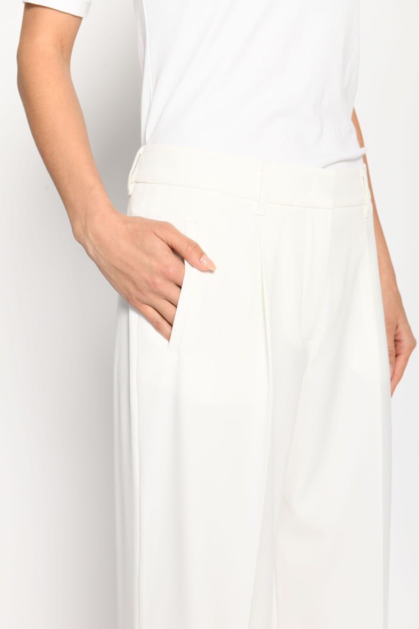 Nahaufnahme der Marlene-Hose zeigt Bund mit Gürtelschlaufen und seitlicher Leistentasche – Seitenansicht von links