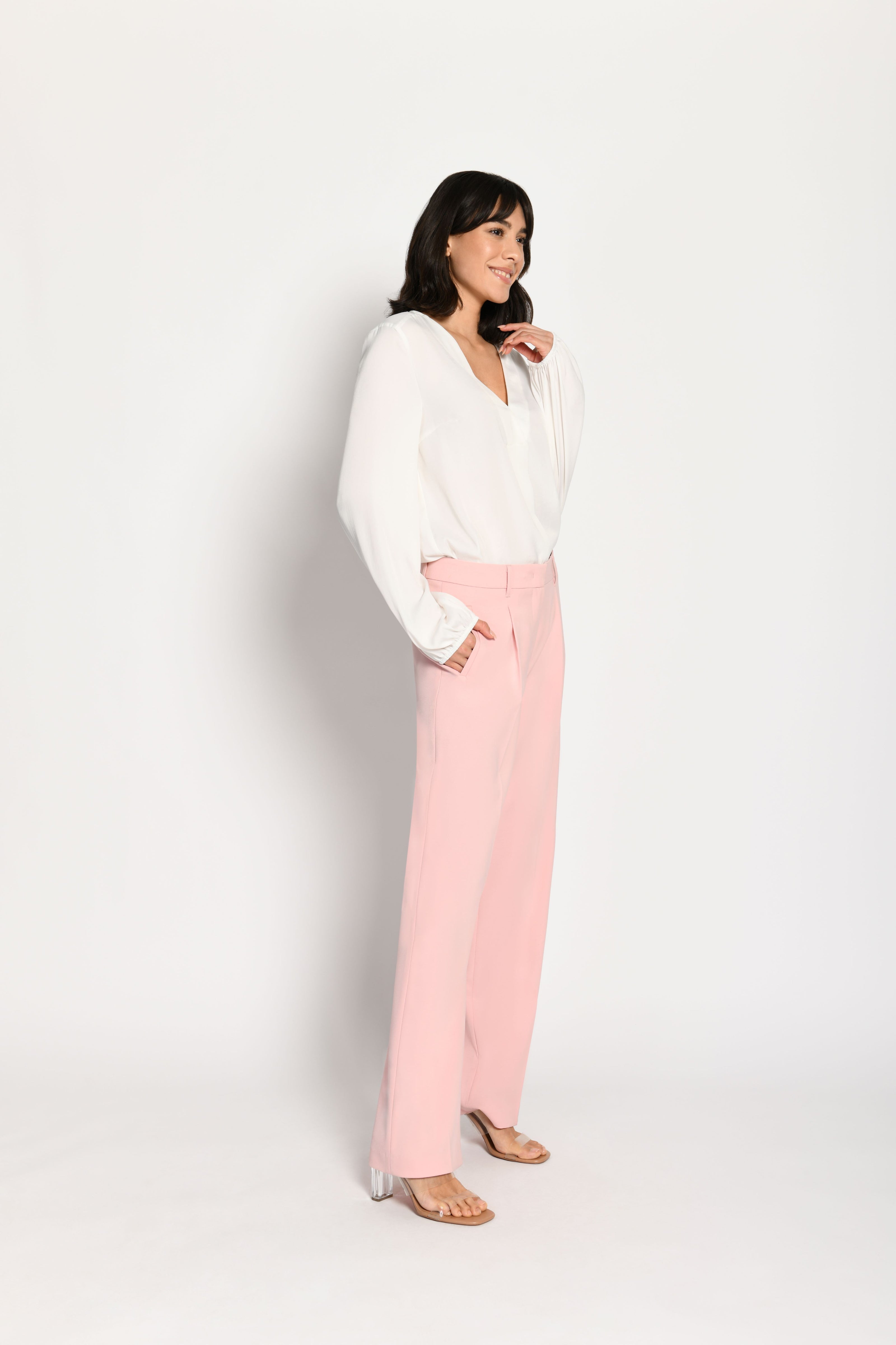 Model trägt rosafarbene Marlene-Hose für Damen mit schmalen Leistentaschen – stehende Pose, Blick nach vorne