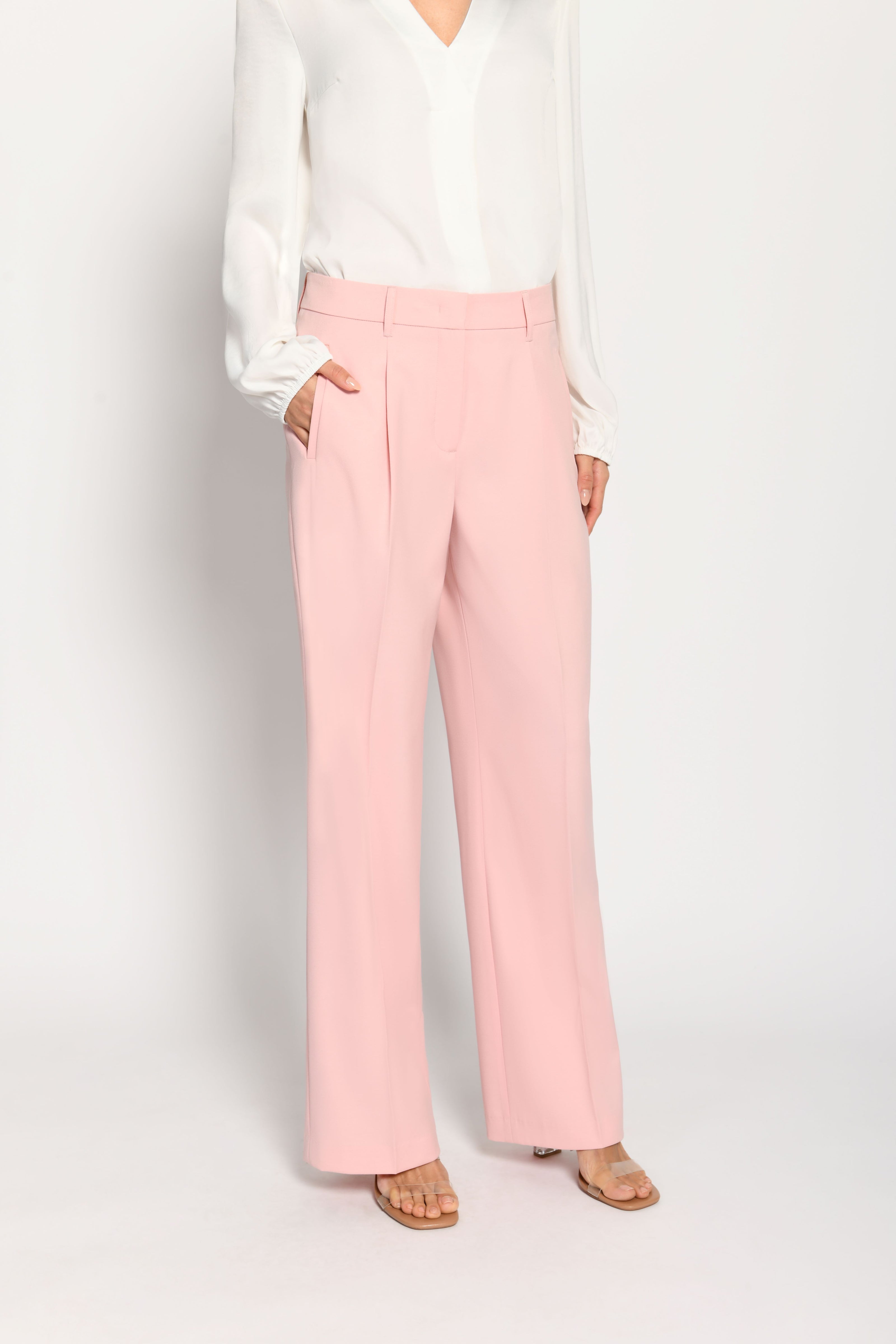 Model trägt rosafarbene Marlene-Hose für Damen mit schmalen Leistentaschen – Vorderansicht