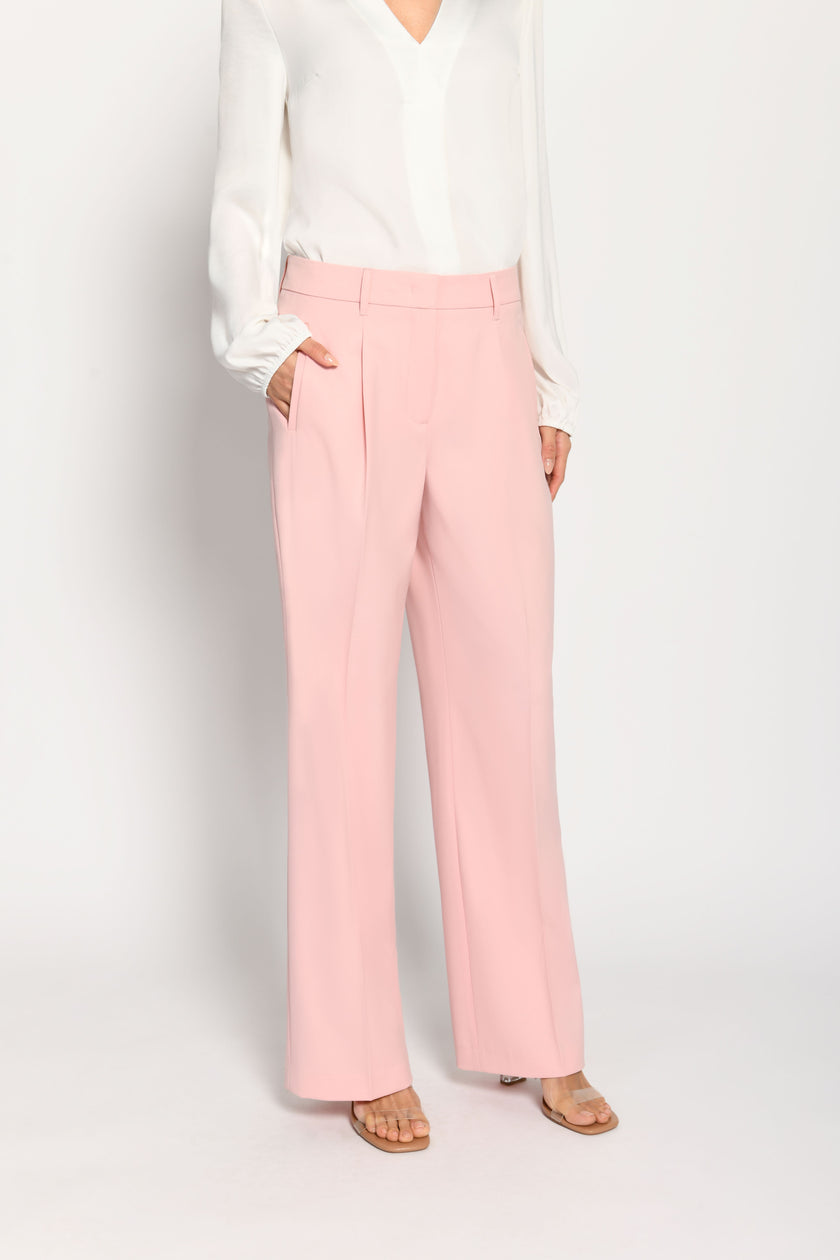 Model trägt rosafarbene Marlene-Hose für Damen mit schmalen Leistentaschen – Vorderansicht