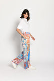 Model trägt Palazzo-Hose mit farbenfrohem Patchdruck – Seitenansicht von links