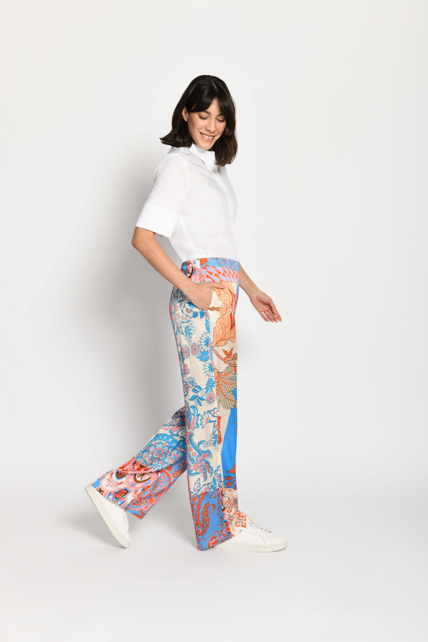 Model trägt Palazzo-Hose mit farbenfrohem Patchdruck – Seitenansicht von links