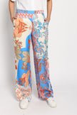 Model trägt Palazzo-Hose mit farbenfrohem Patchdruck – nähere Aufnahme der Vorderansicht