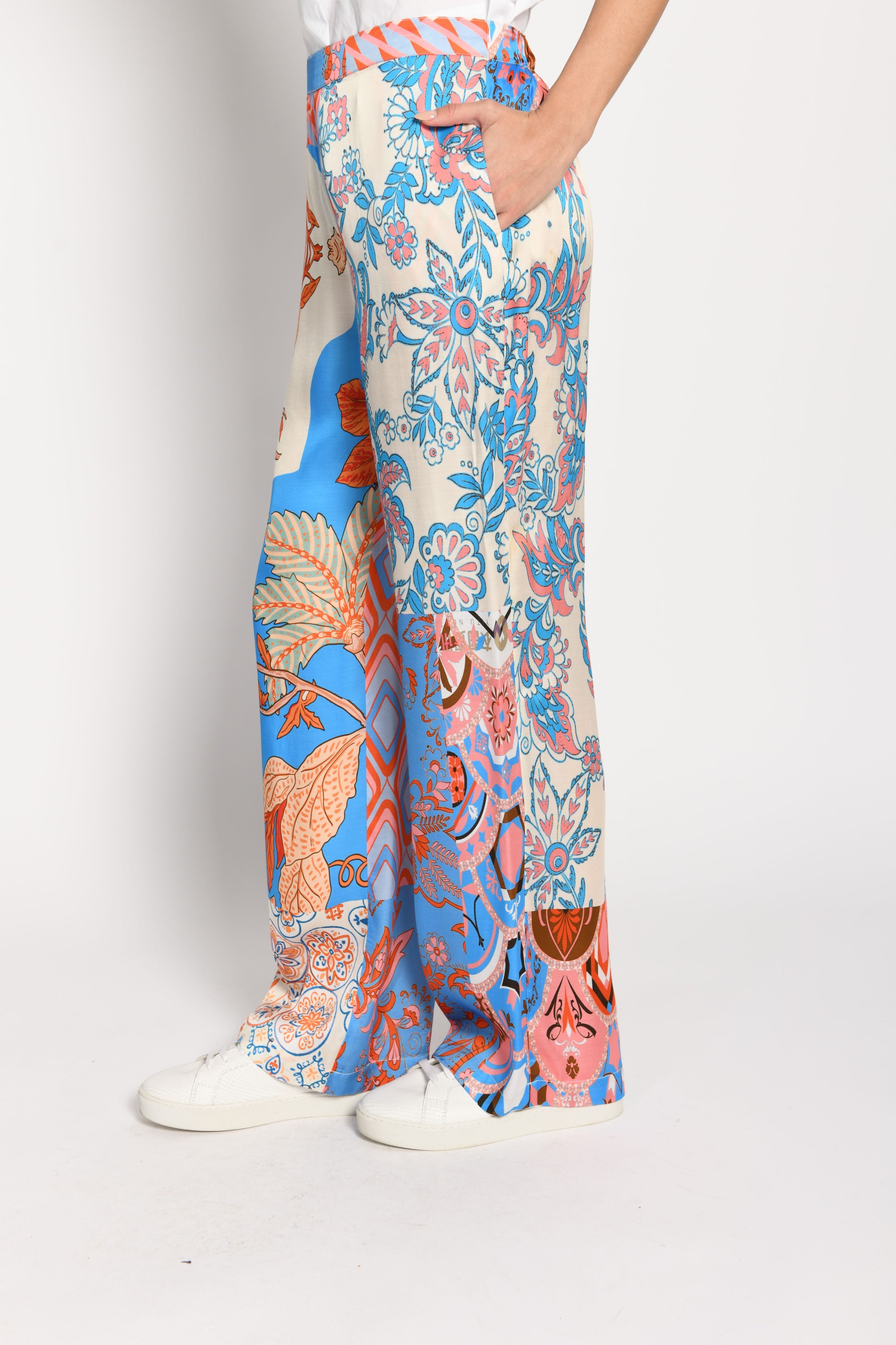 Model trägt Palazzo-Hose mit farbenfrohem Patchdruck – nähere Aufnahme der Seitenansicht rechts