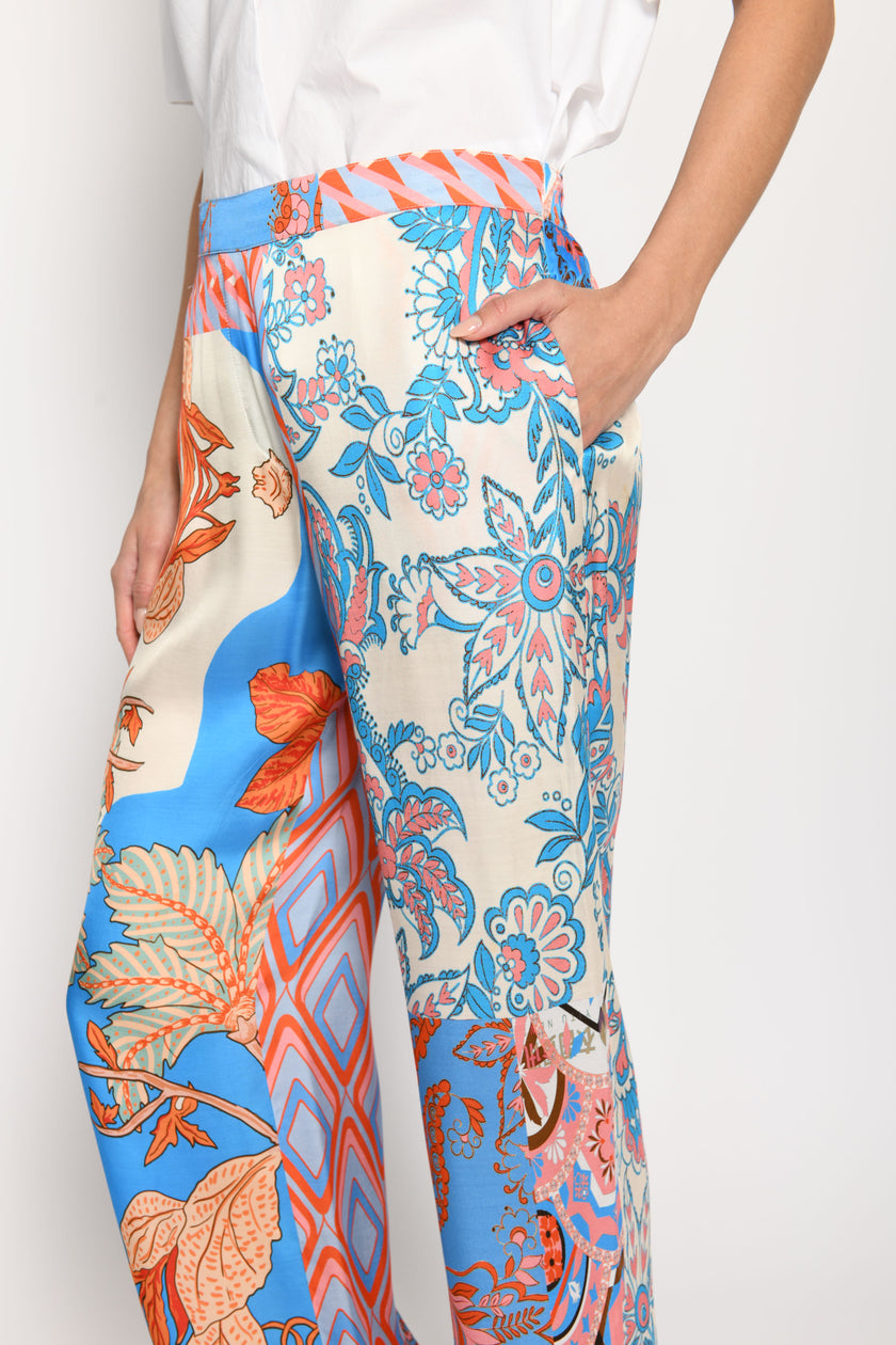 Detailaufnahme der Palazzo-Hose zeigt farbenfrohes Muster, seitliche Eingriffstasche und Hosenbund.