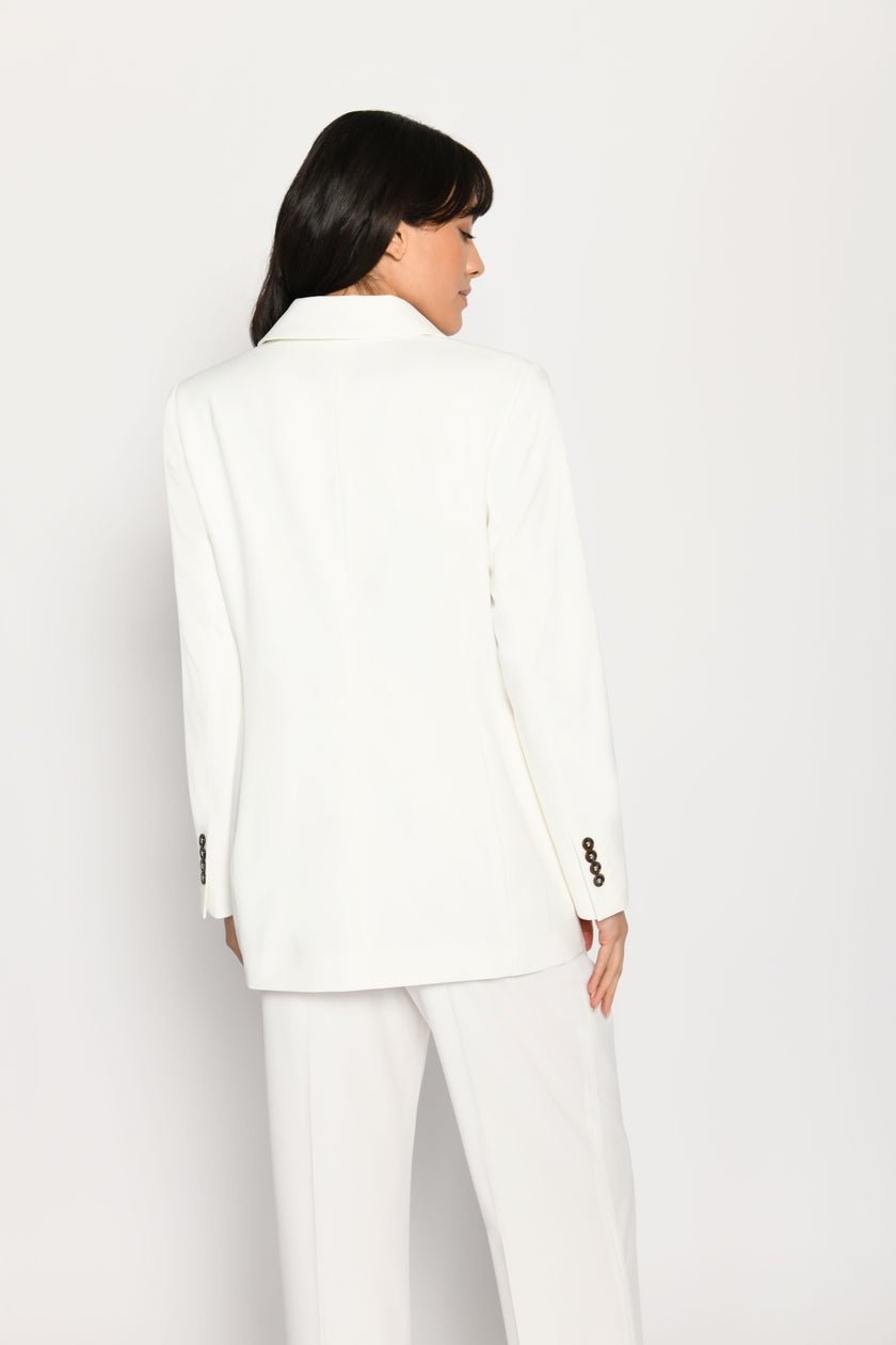 Taillierter Damenblazer in der Farbe Weiß in Kombination mit passender weißer Stoffhose – Rückansicht