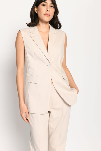 Taillierter ärmelloser Blazer in der Farbe Beige mit Reverskragen und Pattentaschen – Vorderansicht