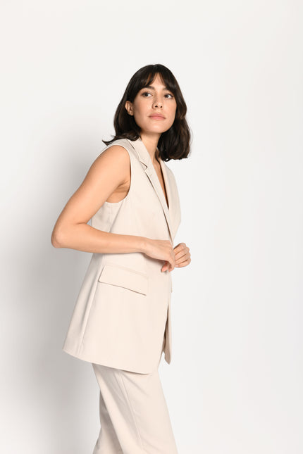 Taillierter ärmelloser Blazer in der Farbe Beige mit Reverskragen und Pattentaschen – Seitenansicht von links