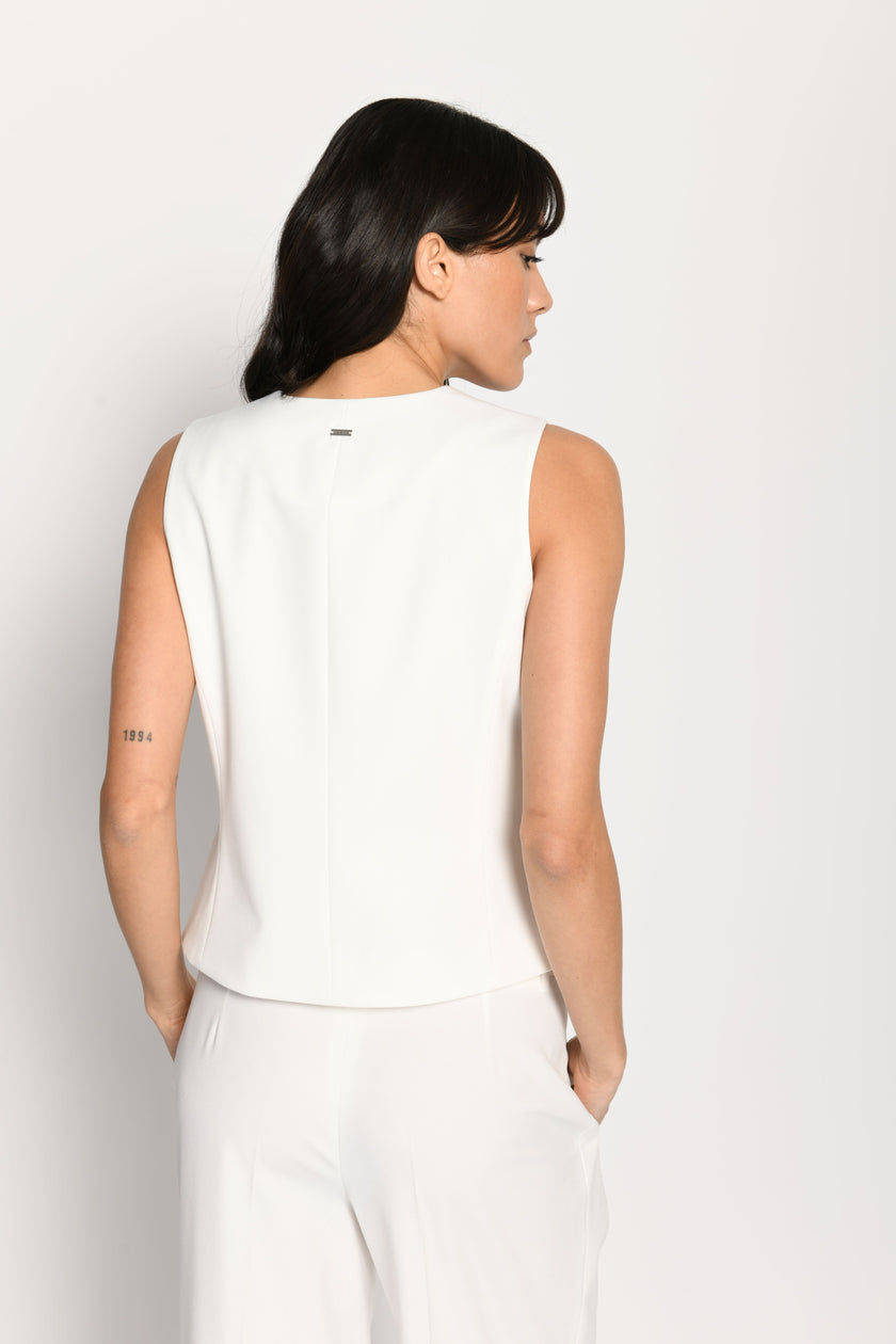 Model trägt weiße Anzugweste zur passenden Stoffhose – Rückansicht