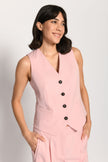 Model trägt rosafarbene Anzugweste zur passenden Stoffhose – Vorderansicht