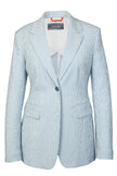 Mannequin-Aufnahme des längs gestreiften Seersucker-Blazers in den Farben Hellblau und Weiß – Vorderansicht