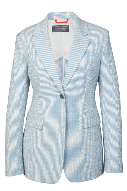 Mannequin-Aufnahme des längs gestreiften Seersucker-Blazers in den Farben Hellblau und Weiß – Vorderansicht