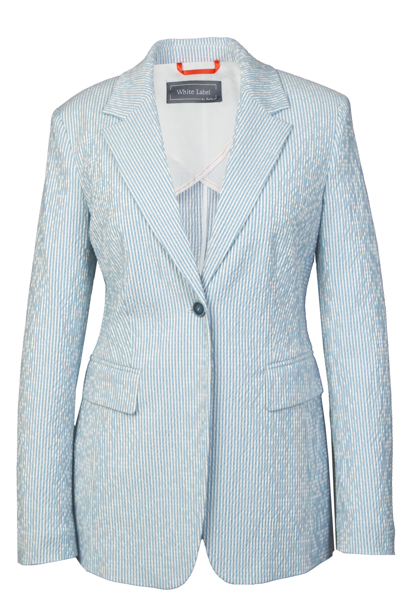 Mannequin-Aufnahme des längs gestreiften Seersucker-Blazers in den Farben Hellblau und Weiß – Vorderansicht