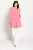 Model trägt taillierte, klassische Longjacke in der frischen Farbe Rosa – Vorderansicht