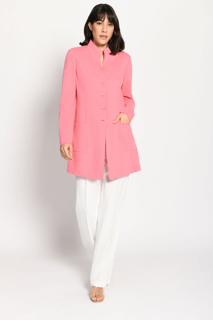 Model trägt taillierte, klassische Longjacke in der frischen Farbe Rosa – Vorderansicht