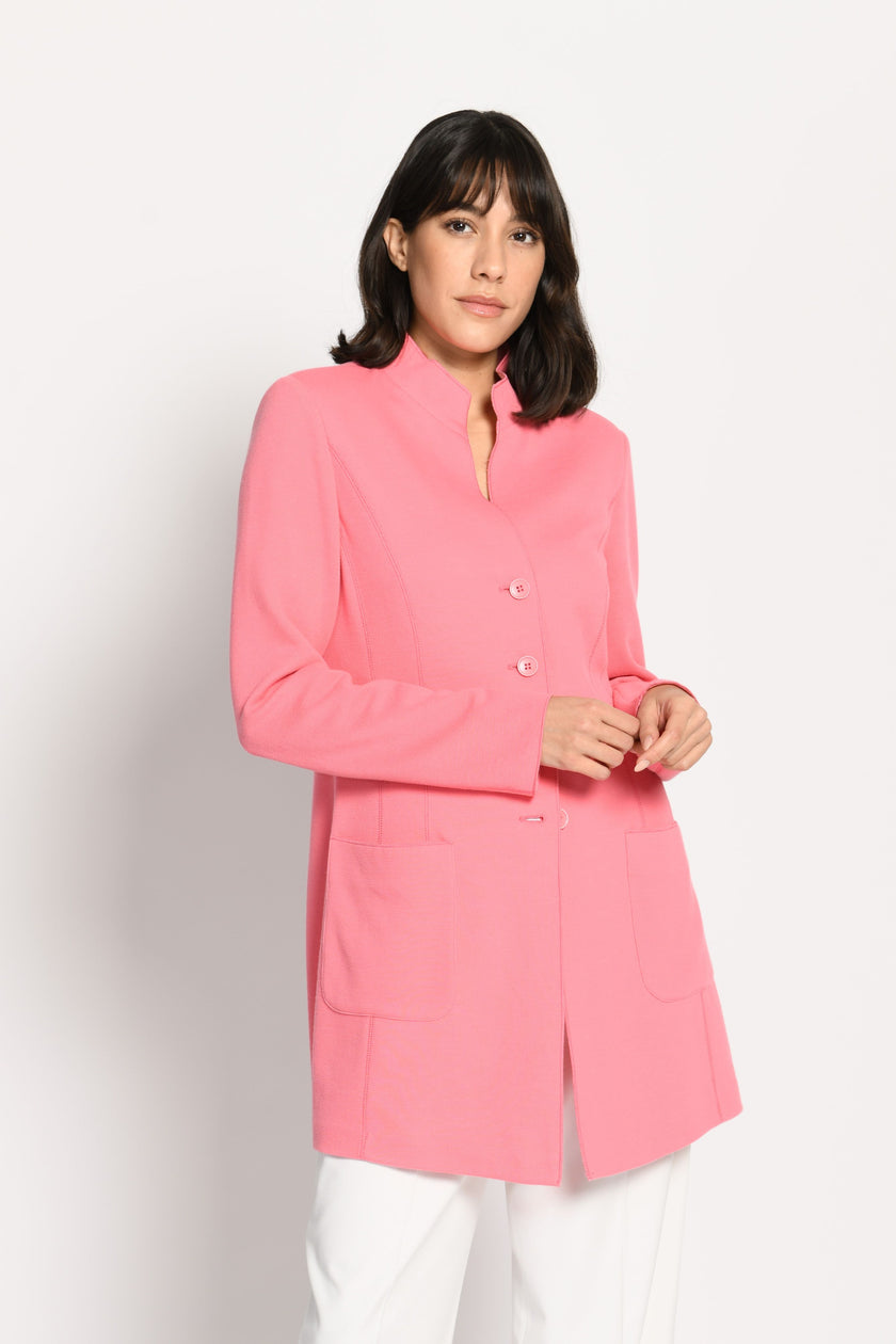 Model trägt taillierte, klassische Longjacke in der frischen Farbe Rosa – stehende Pose, Blick nach vorne