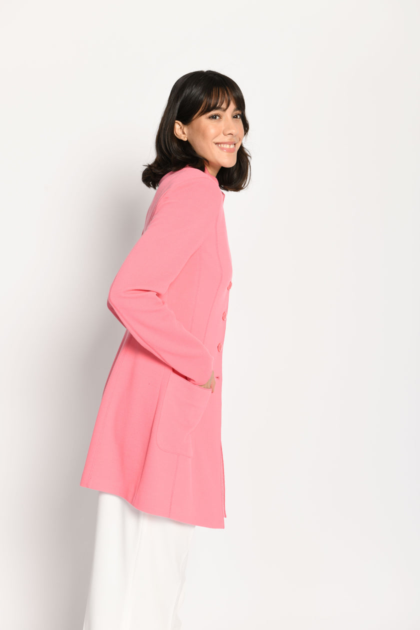 Model trägt taillierte, klassische Longjacke in der frischen Farbe Rosa – Seitenansicht von links