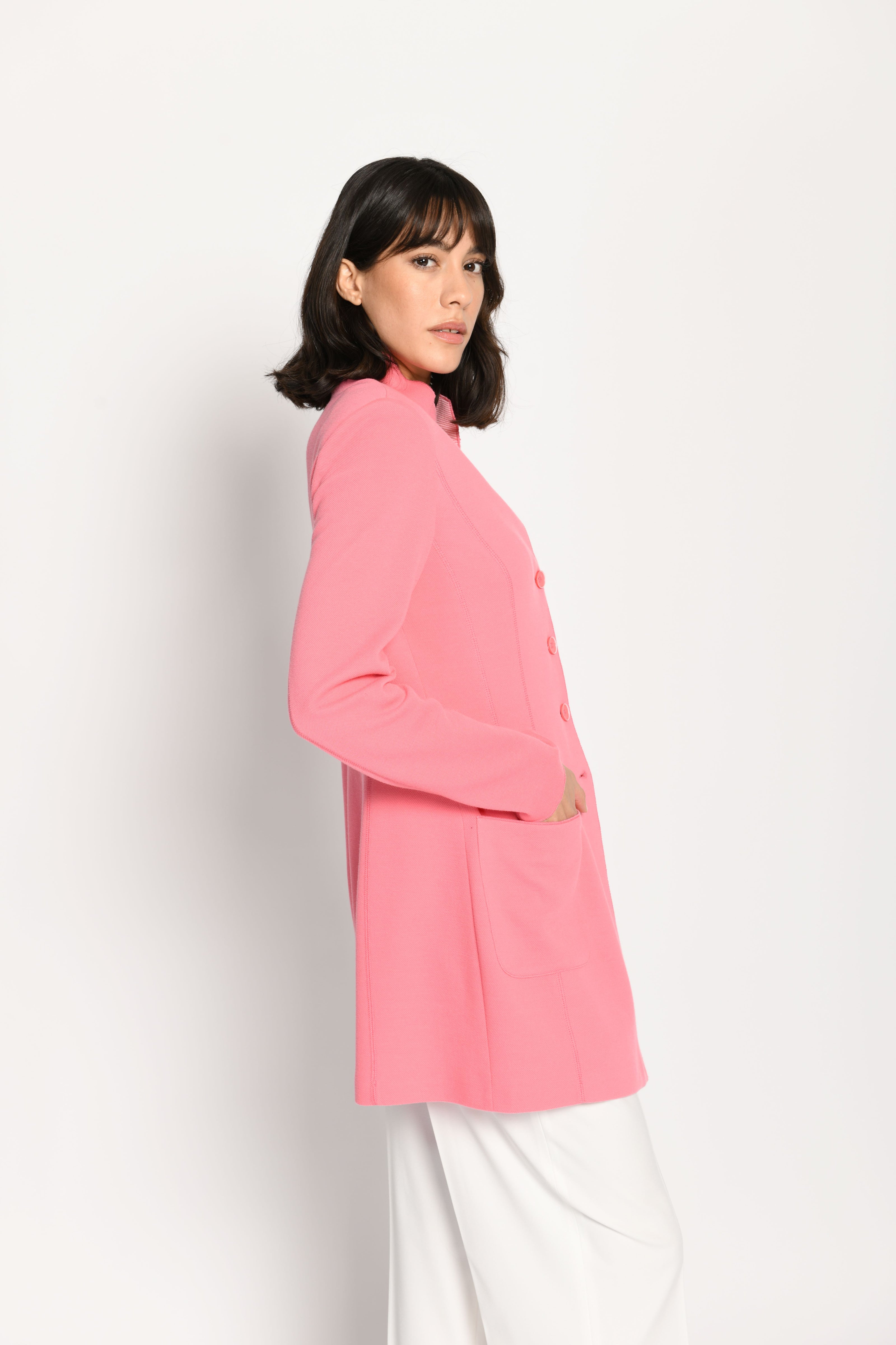 Model trägt taillierte, klassische Longjacke in der frischen Farbe Rosa – Seitenansicht von links