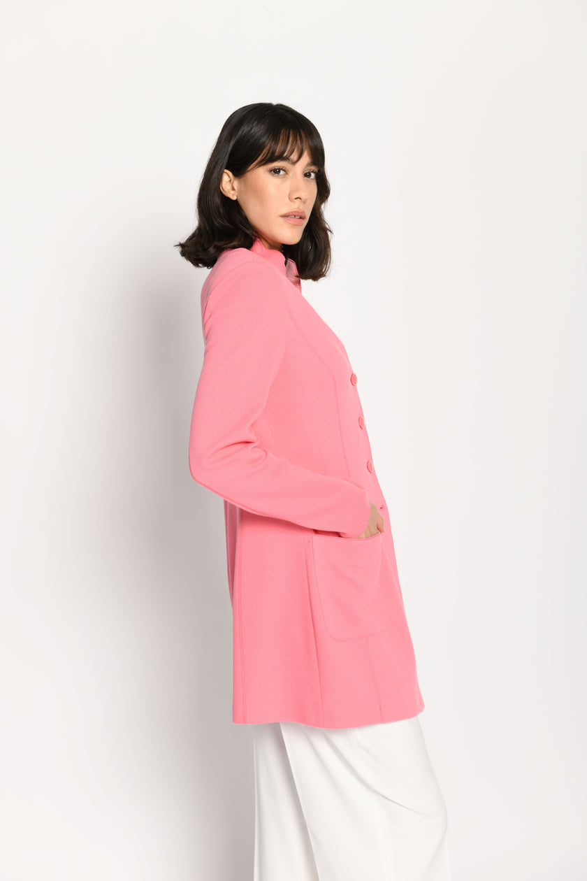 Model trägt taillierte, klassische Longjacke in der frischen Farbe Rosa – Seitenansicht von links
