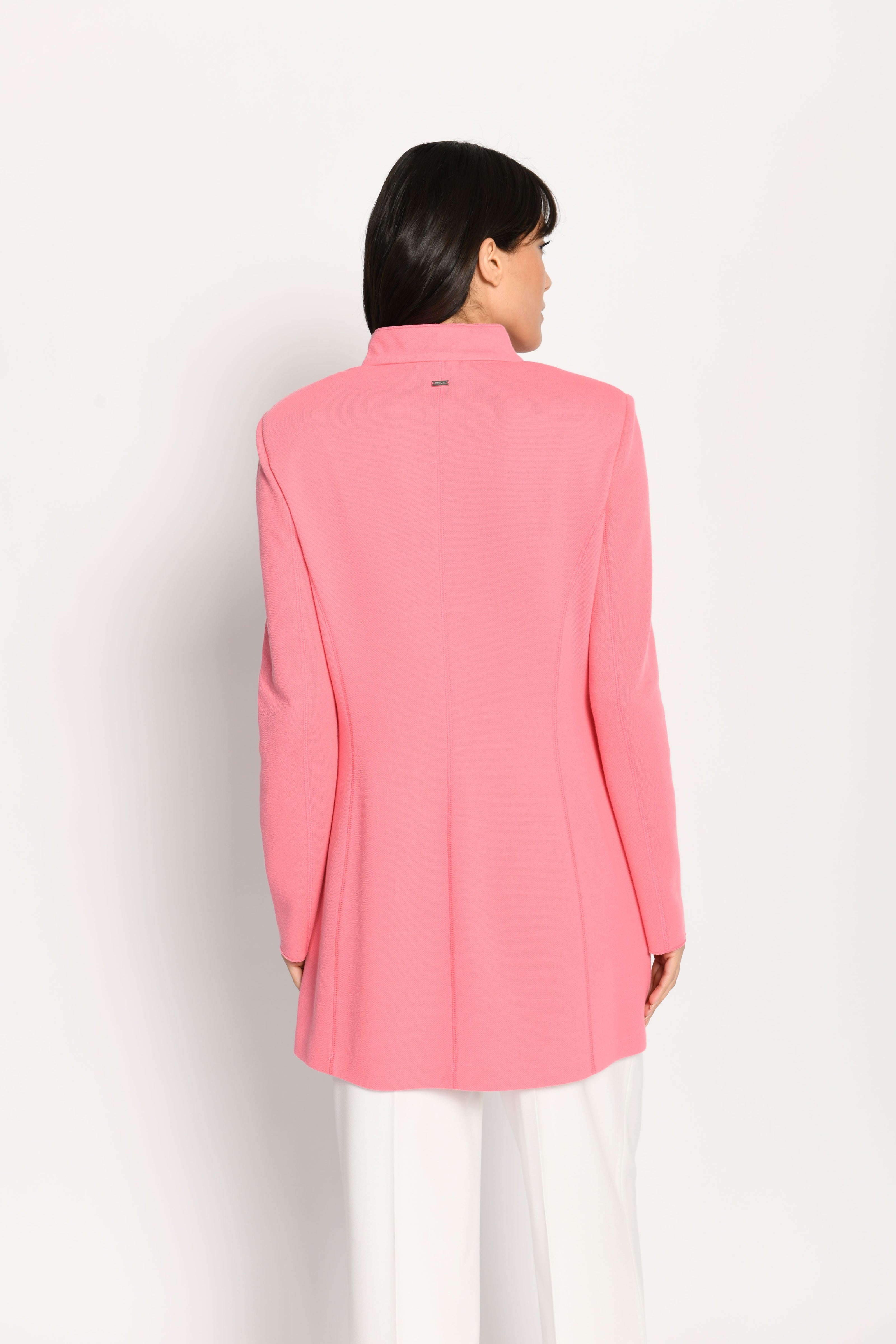 Model trägt taillierte, klassische Longjacke in der frischen Farbe Rosa – Rückansicht