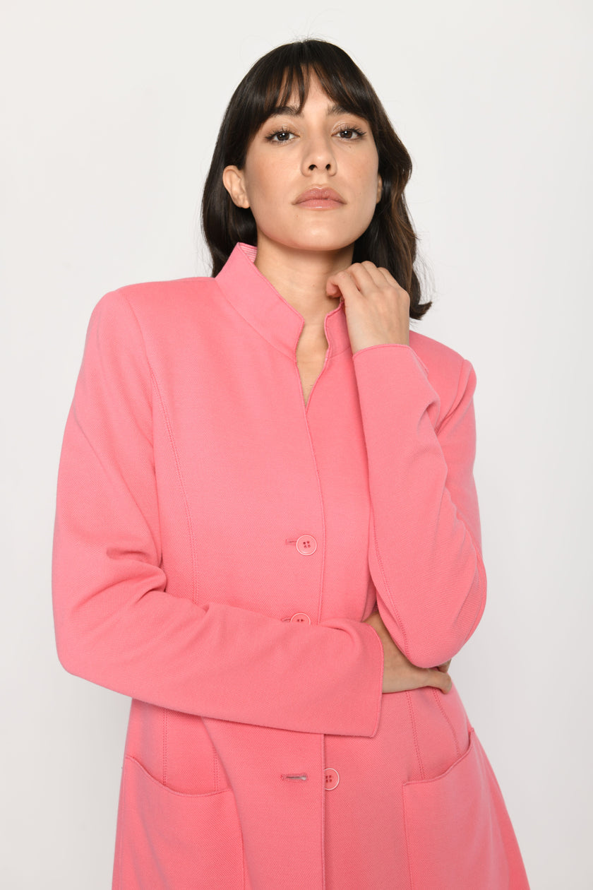 Frontansicht auf taillierte, klassische Longjacke mit sichtbaren Stehkragen und Knopfleiste 