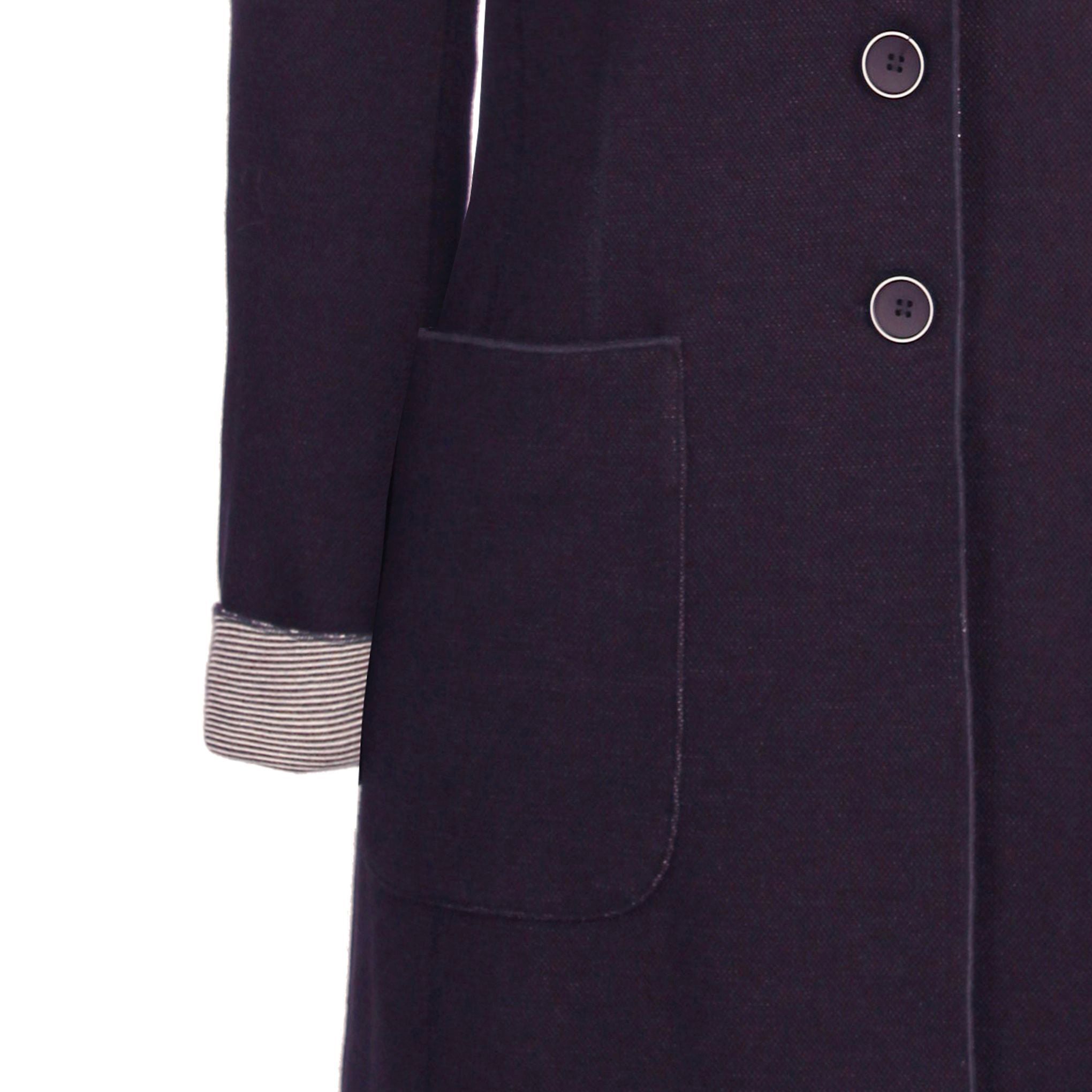 Detailaufnahme der linken aufgesetzten Tasche inklusive umgeschlagenem Ärmel.