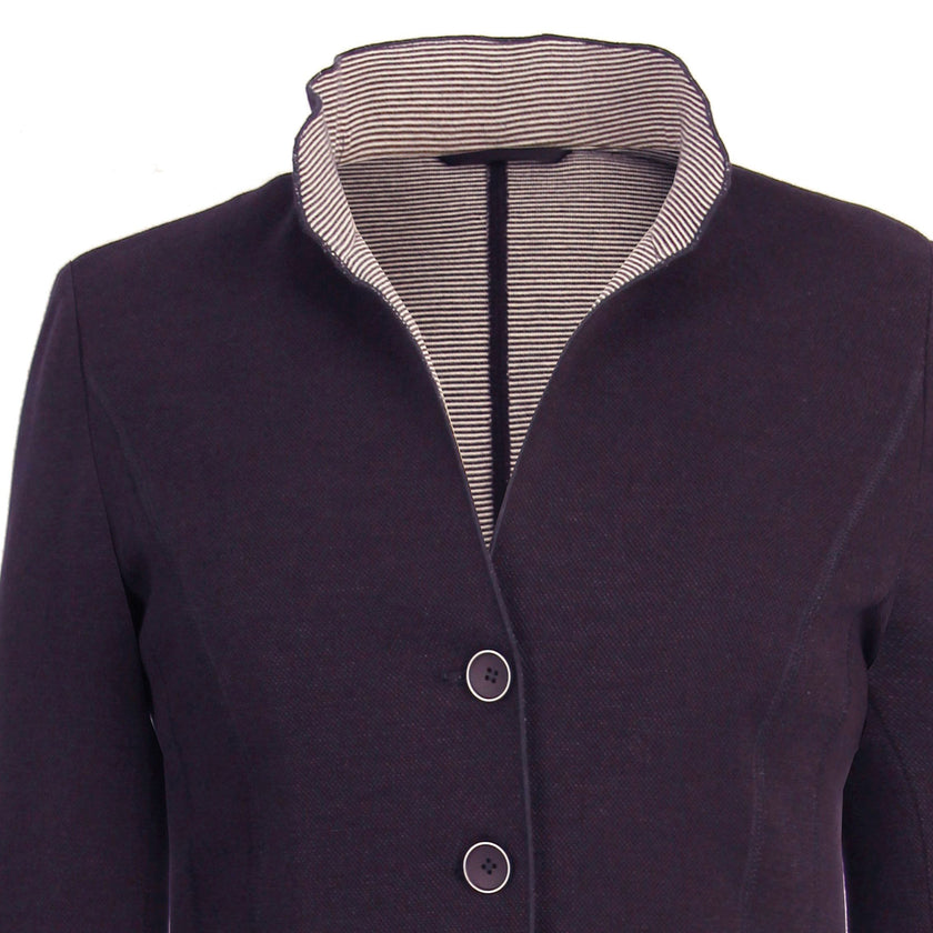 Detailaufnahme des Stehkragens und der Knopfleiste  – Vorderansicht