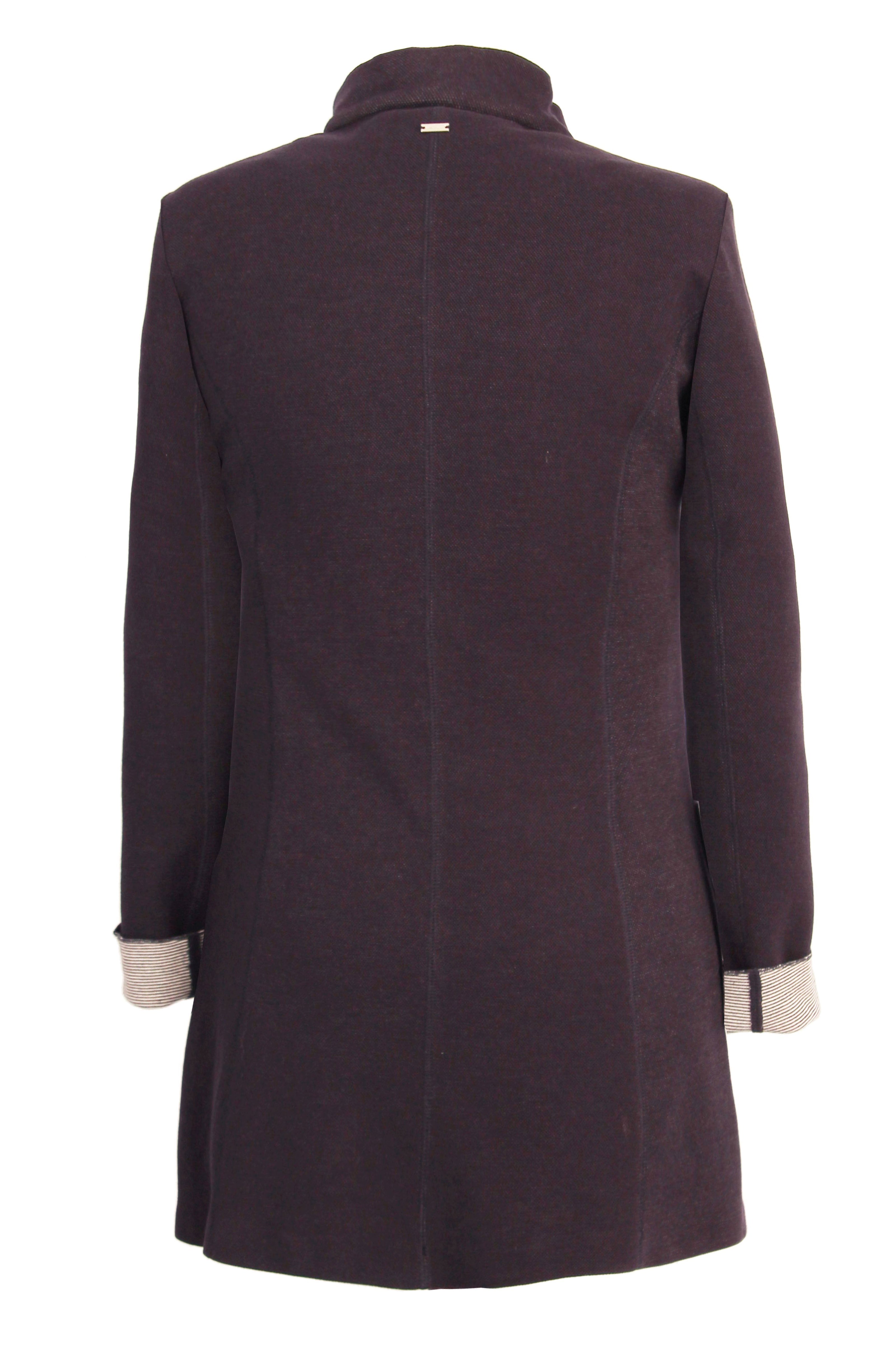 Mannequin-Aufnahme der Longjacke in der Farbe Marine – Rückansicht