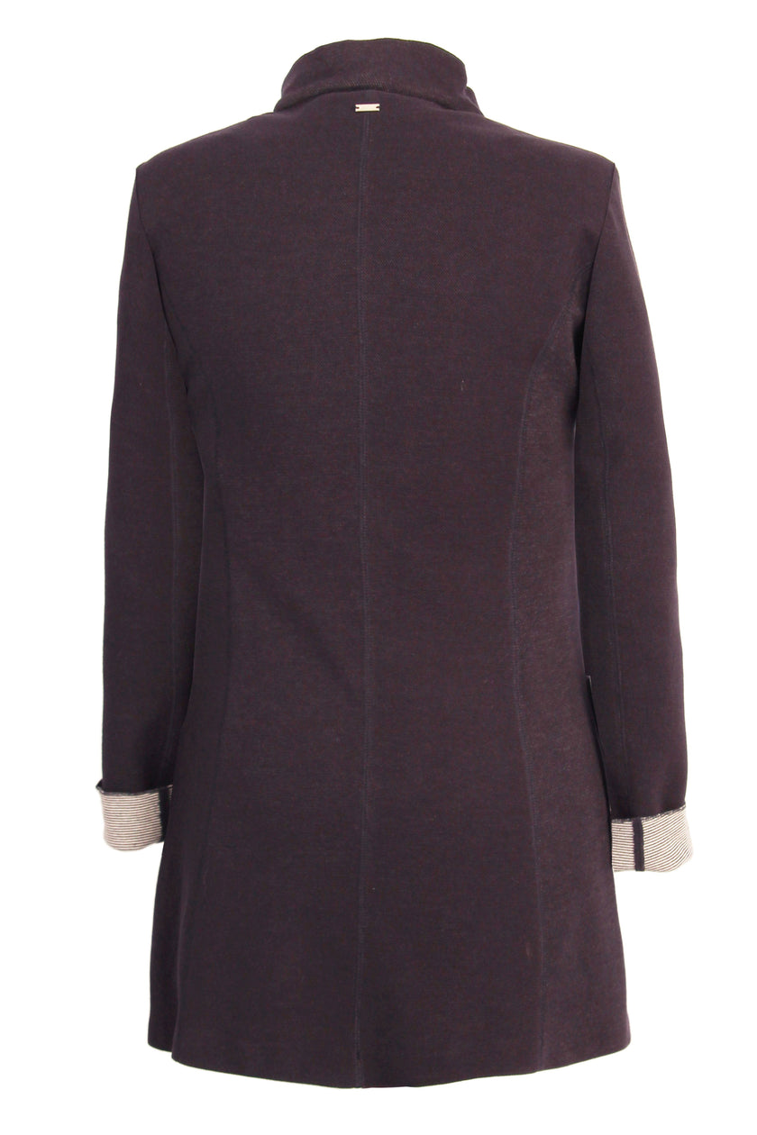 Mannequin-Aufnahme der Longjacke in der Farbe Marine – Rückansicht