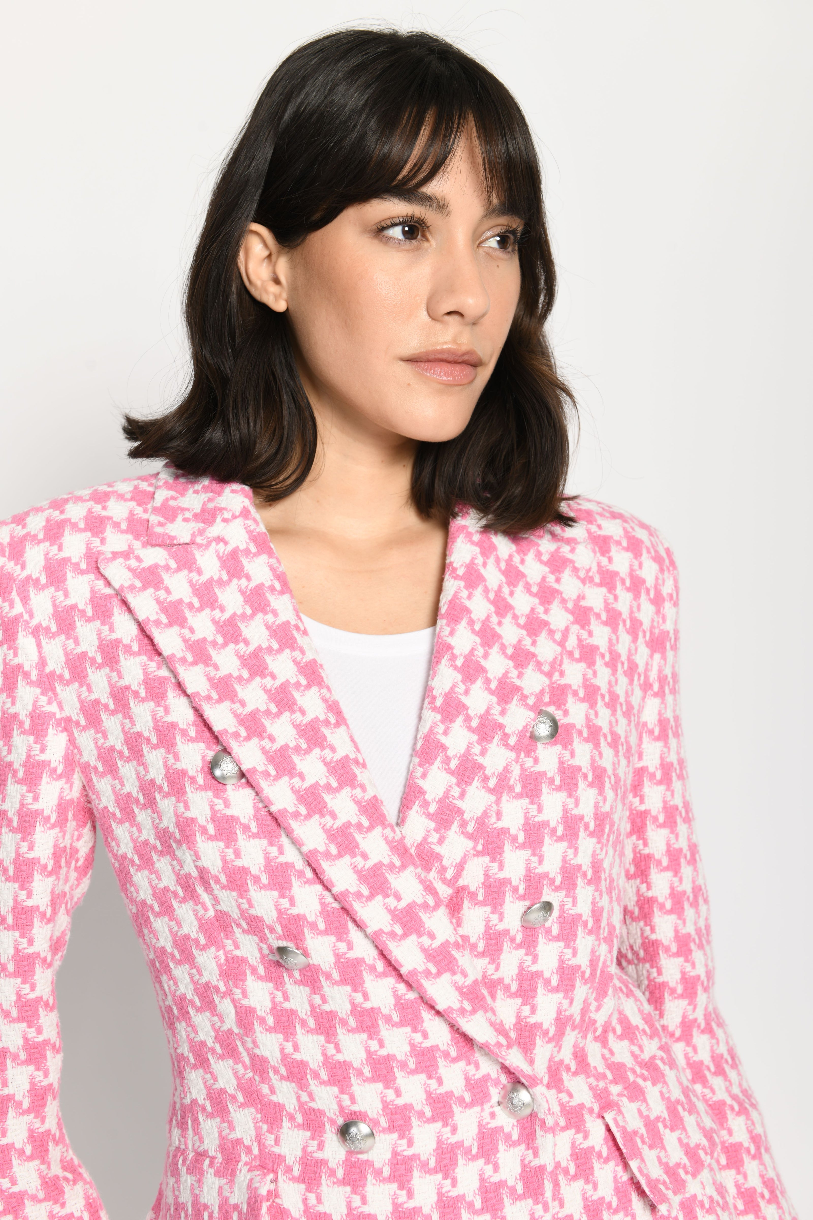 Leicht taillierter Damenblazer mit kräftigem Pepita-Muster in Rosa und Weiß – Vorderansicht