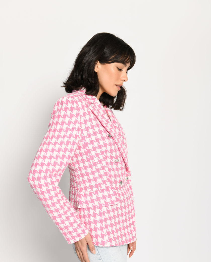 Leicht taillierter Damenblazer mit kräftigem Pepita-Muster in Rosa und Weiß – Seitenansicht von links