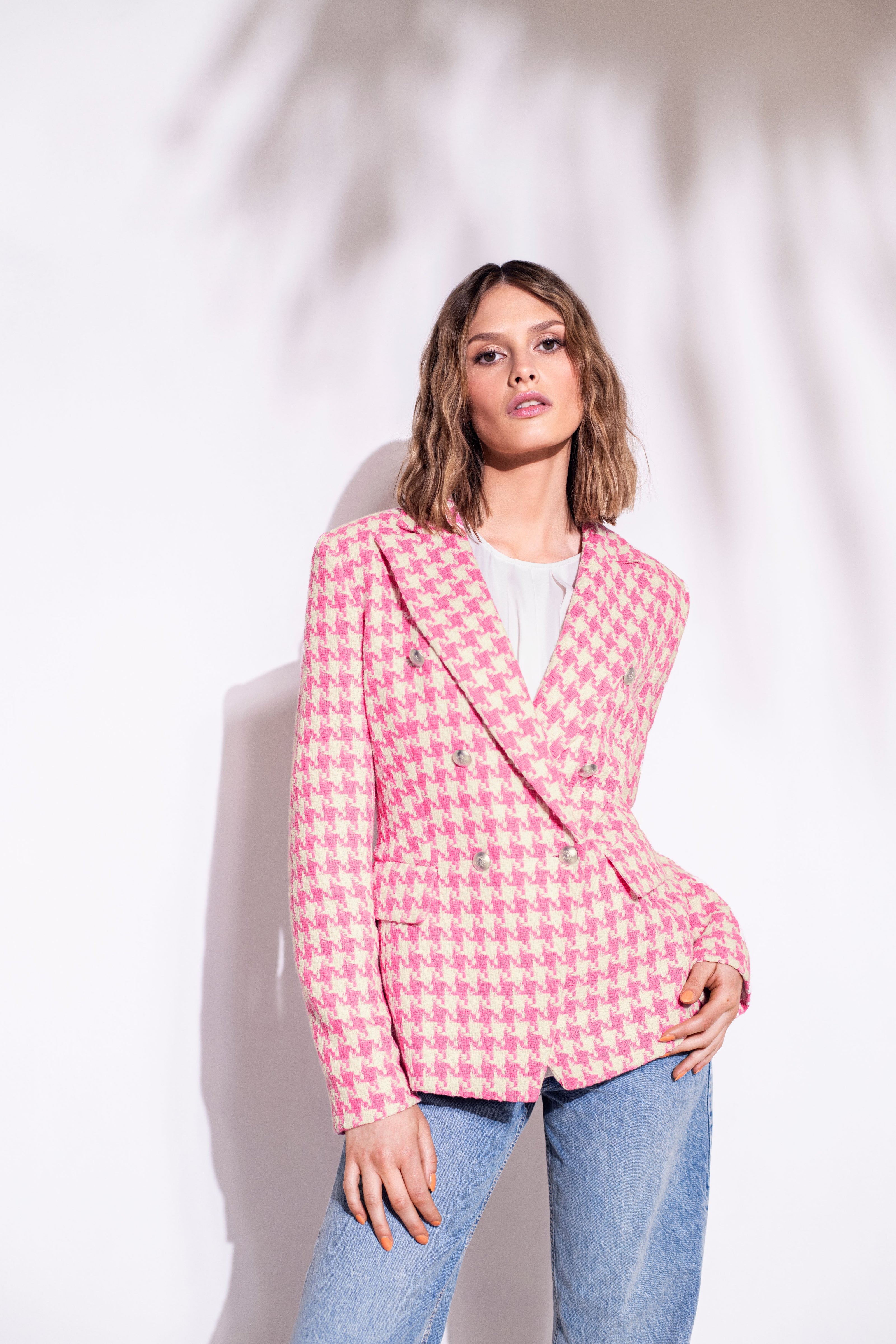 Leicht taillierter Damenblazer mit kräftigem Pepita-Muster in Rosa und Weiß – Vorderansicht